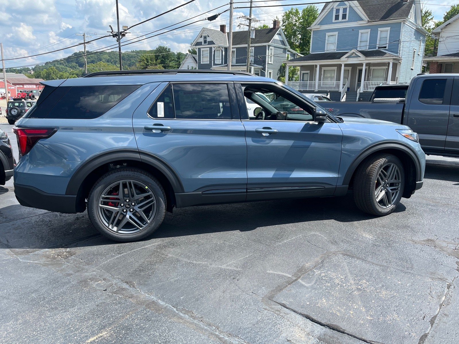 2025 Ford Explorer ST photo 2