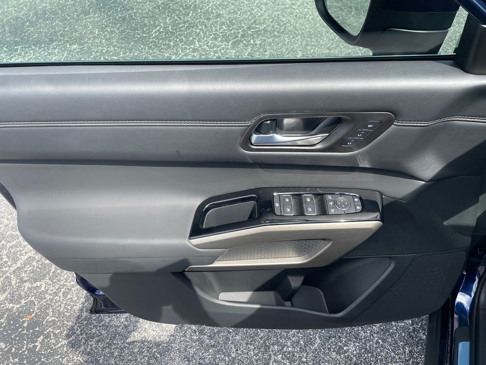 2025 Nissan Pathfinder Platinum photo 15