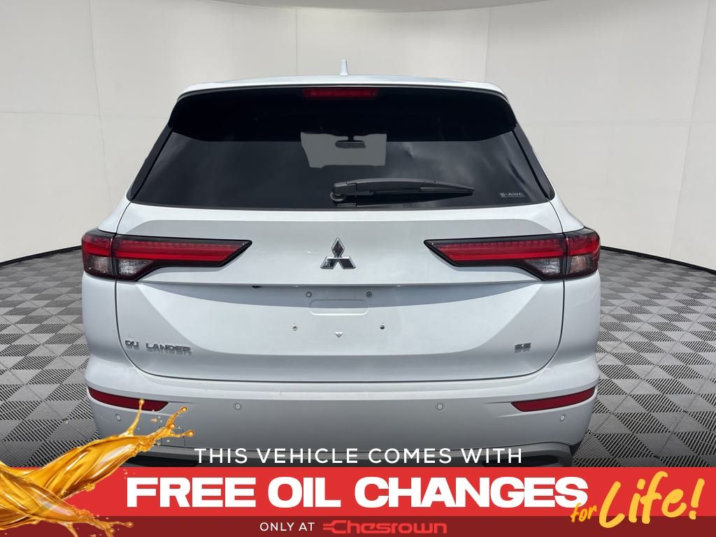 2023 Mitsubishi Outlander SE photo 3