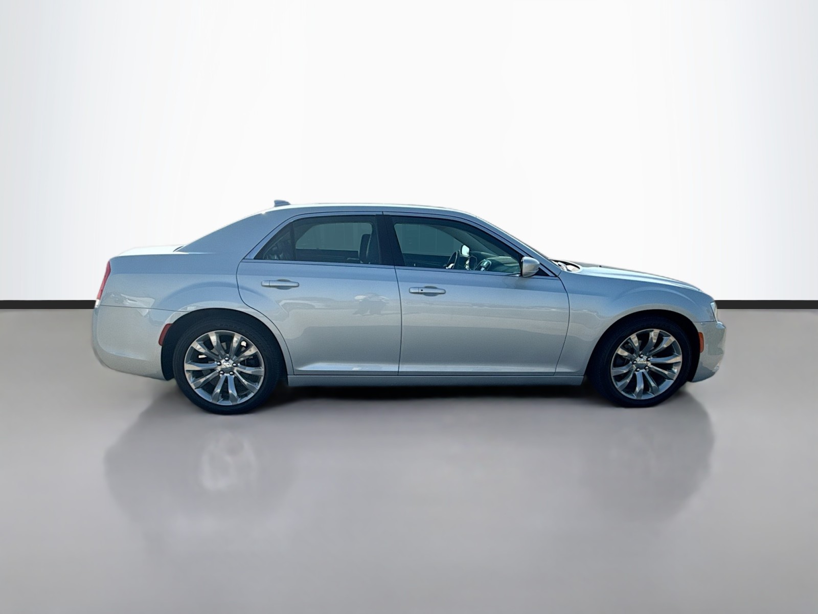 2019 Chrysler 300 Touring photo 4