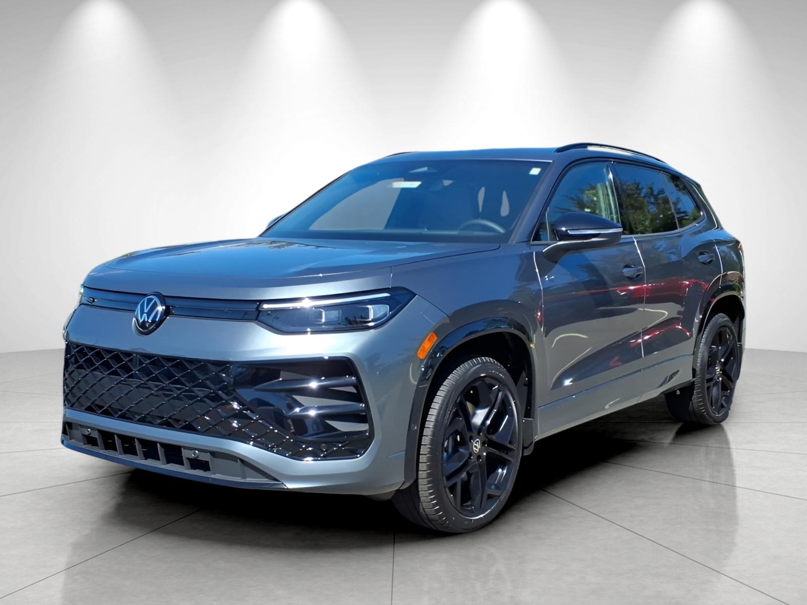 2025 Volkswagen Tiguan SE R-LINE BLACK's photo