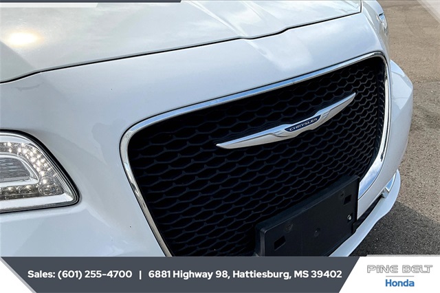2022 Chrysler 300 Touring photo 19