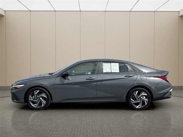 2025 Hyundai Elantra SEL Sport photo 2