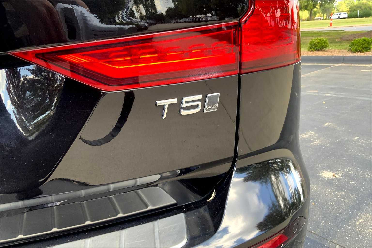 2020 Volvo V60 Cross Country photo 3