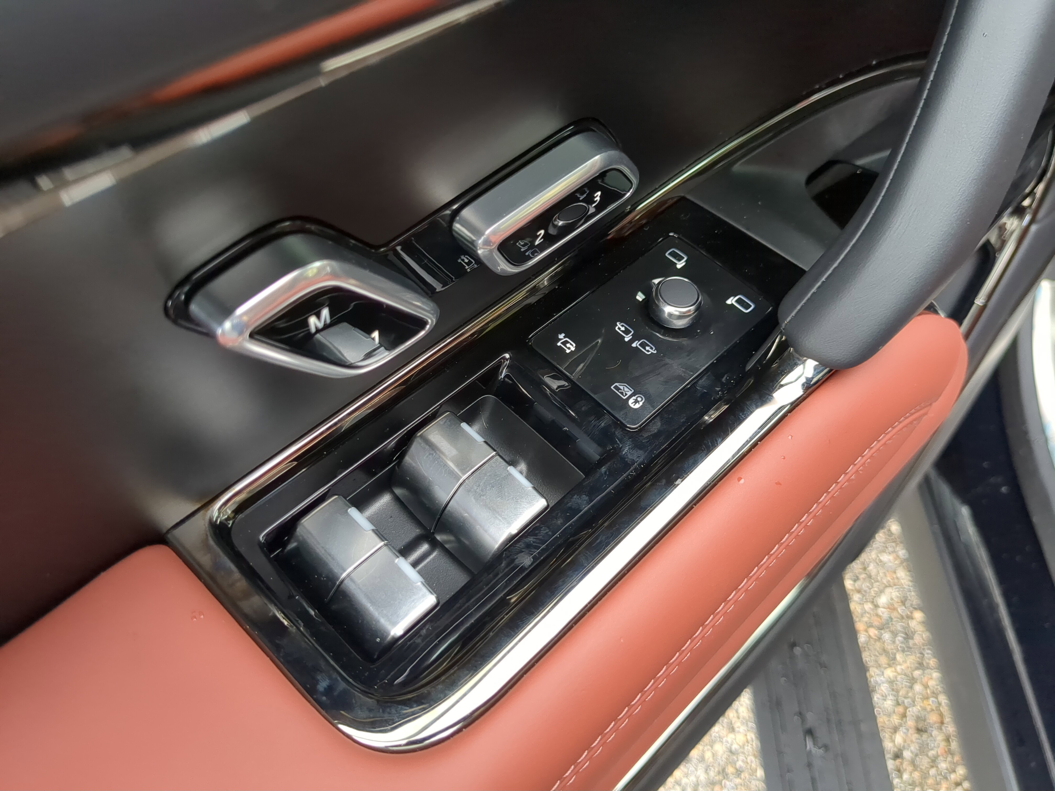 2025 Land Rover Range Rover SV photo 8