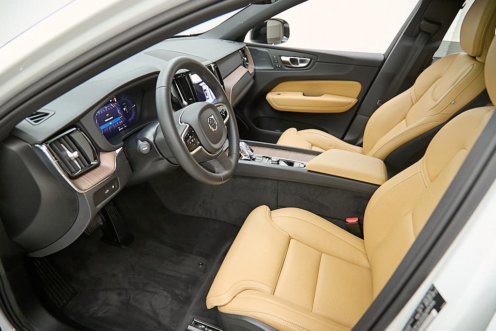 2025 VOLVO XC60 - Image 17