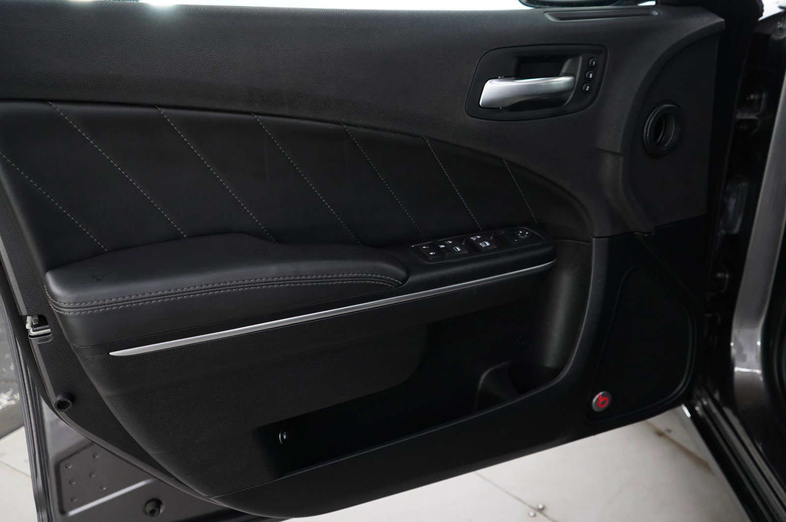 2016 Dodge Charger SXT photo 15