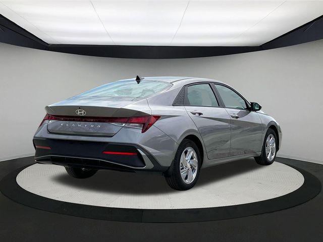 2025 Hyundai Elantra SE photo 7