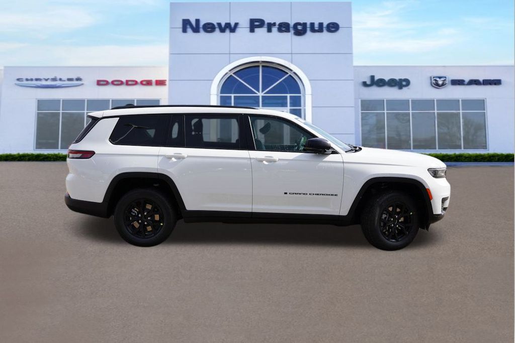 2025 Jeep Grand Cherokee Altitude photo 2