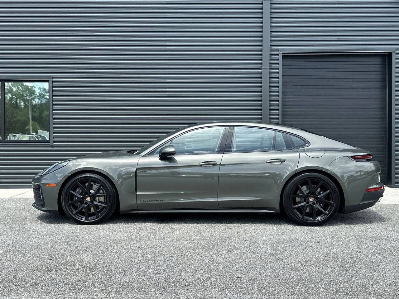2025 Porsche Panamera E-Hybrid 4 photo 10