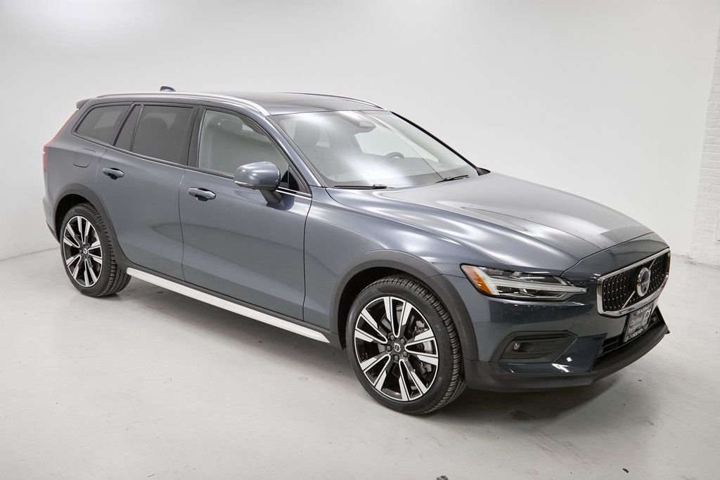 2024 VOLVO V60CC - Image 3