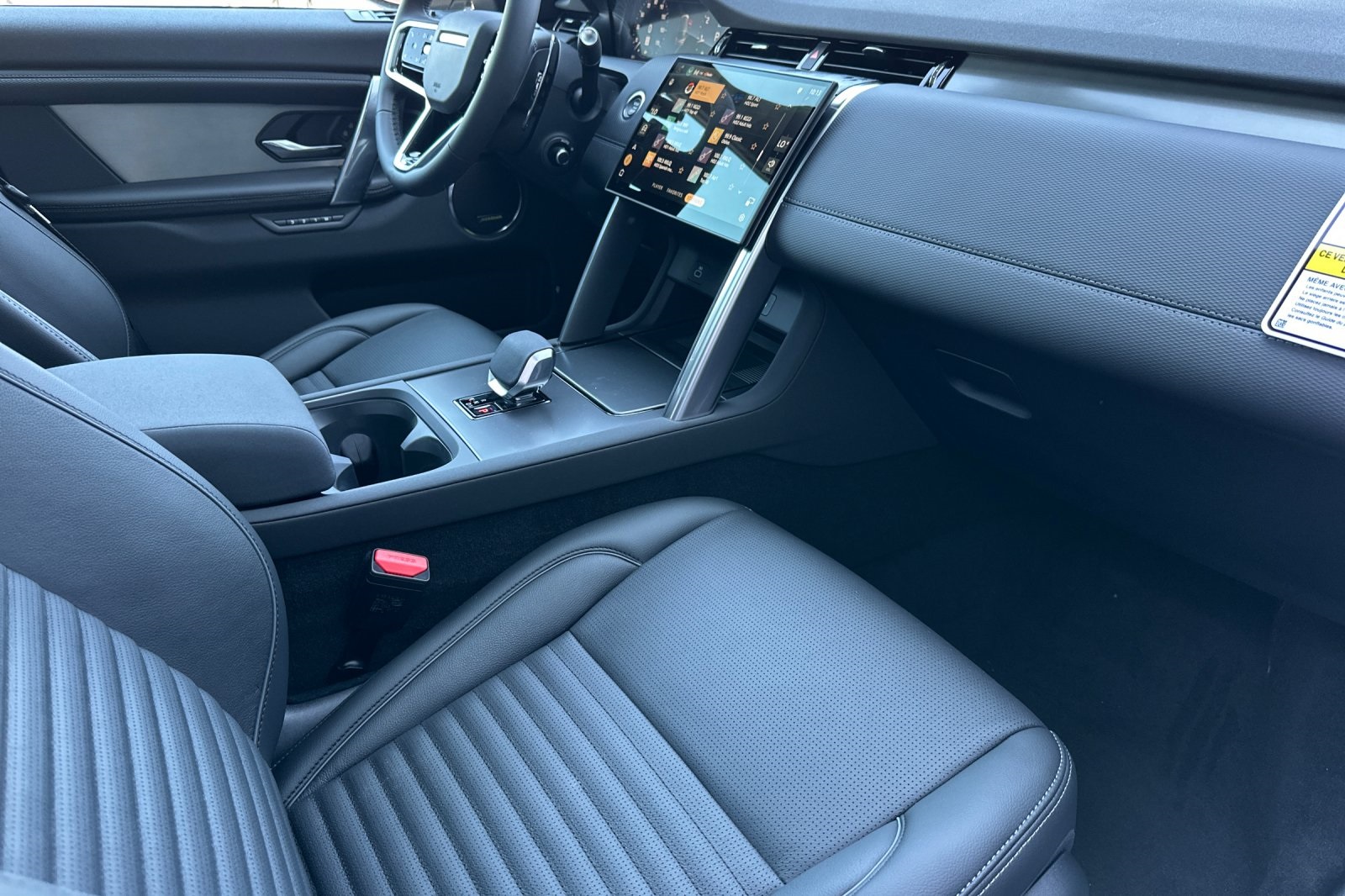 2025 Land Rover Discovery Sport SE photo 16