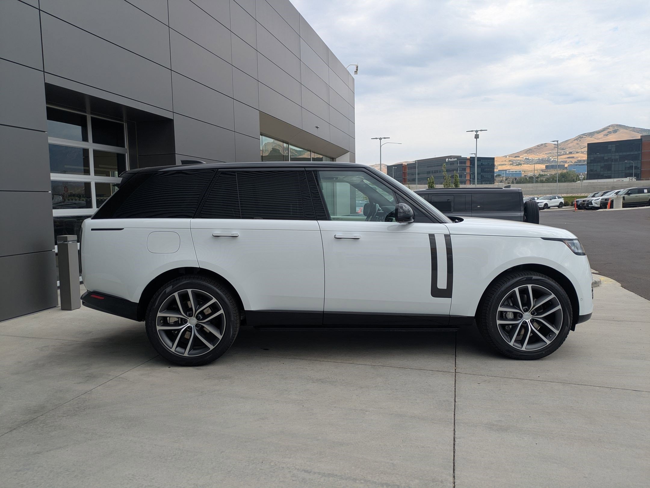 2025 Land Rover Range Rover SE photo 4