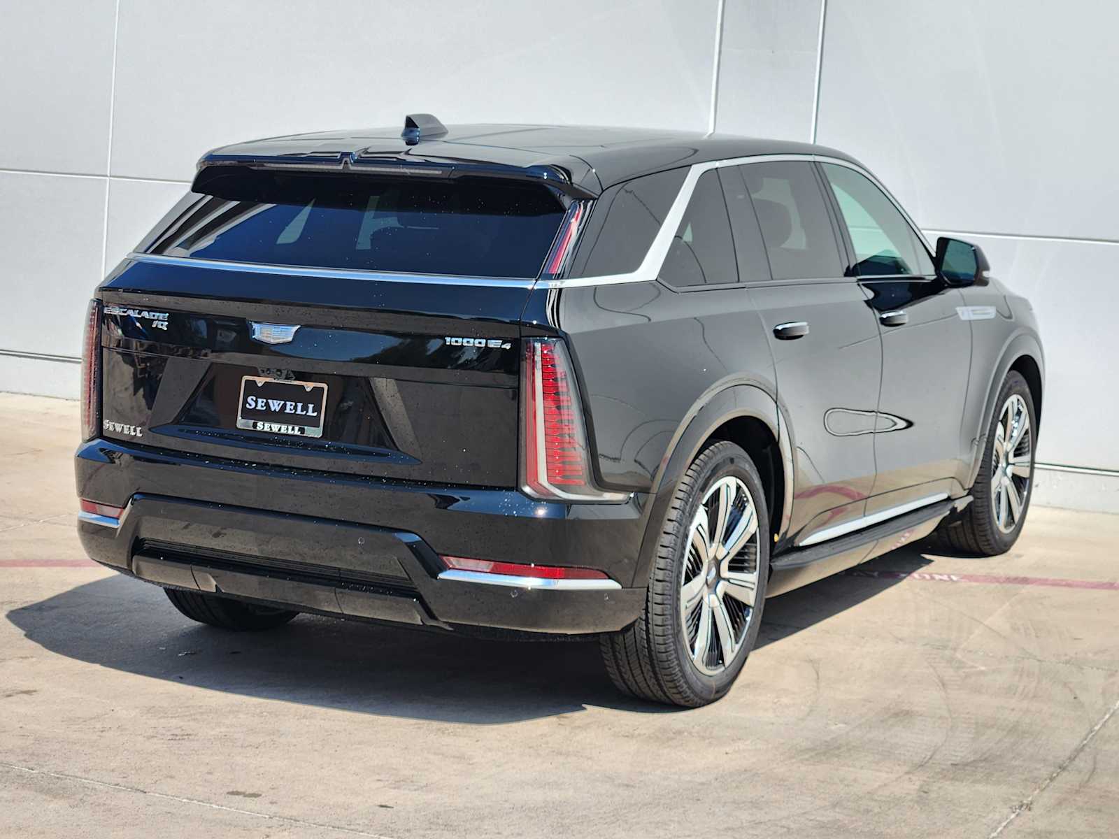 2025 Cadillac Escalade IQ Luxury photo 2