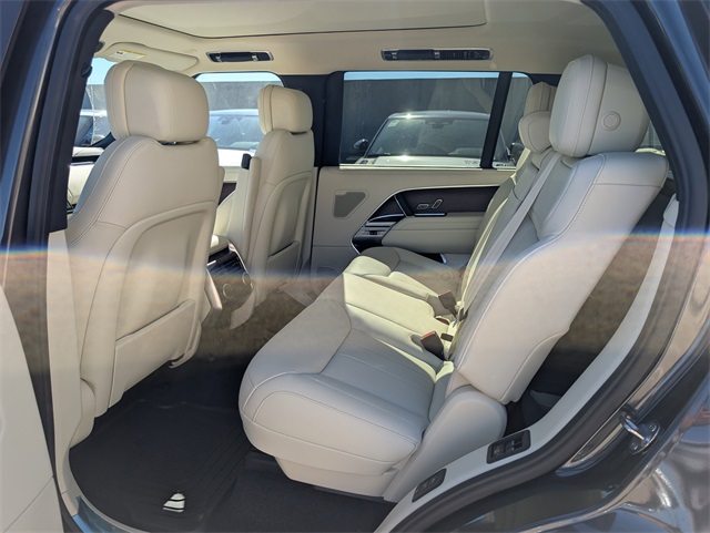 2025 Land Rover Range Rover SE photo 3