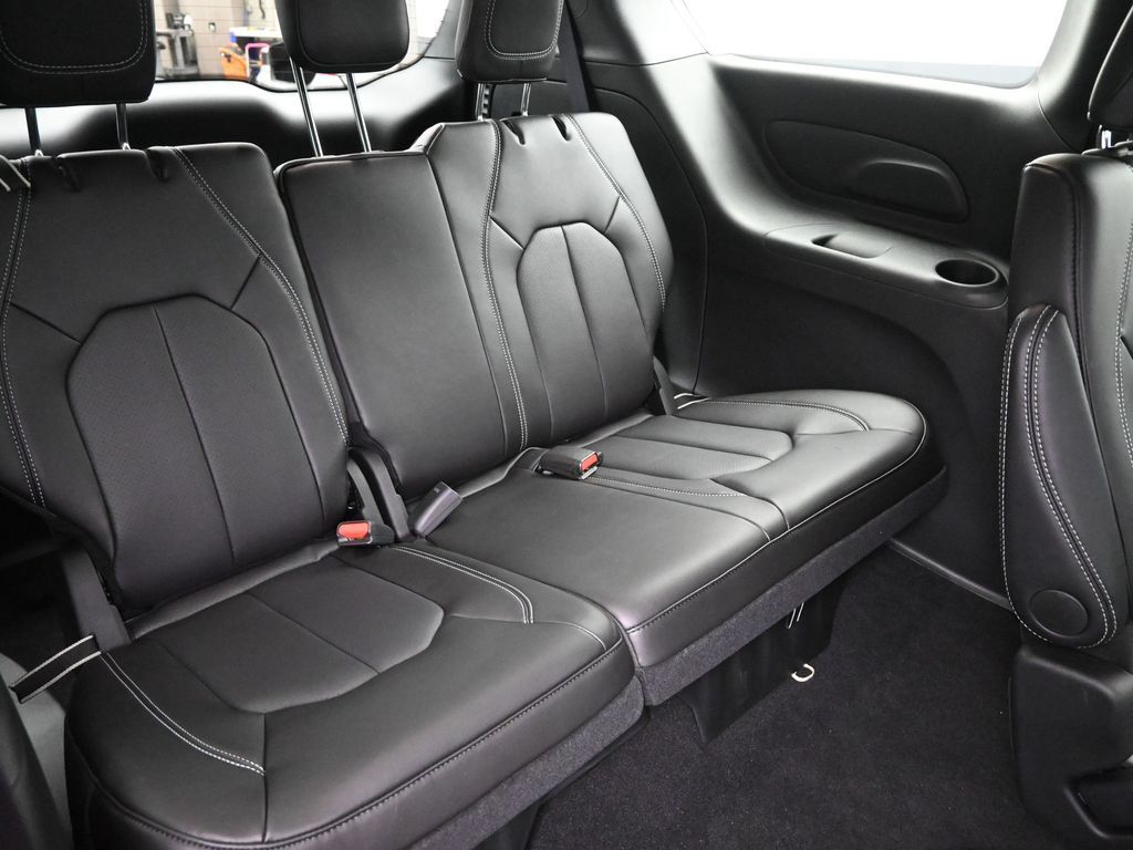 2026 Chrysler Pacifica photo 7