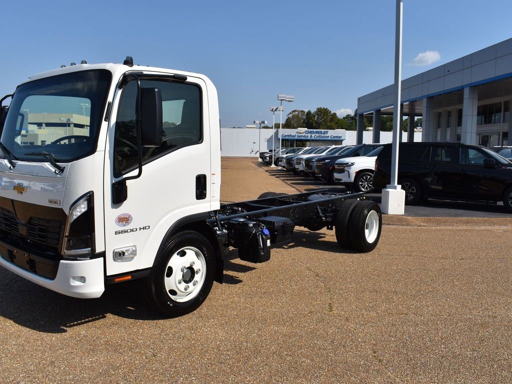 2025 Chevrolet Silverado photo 2