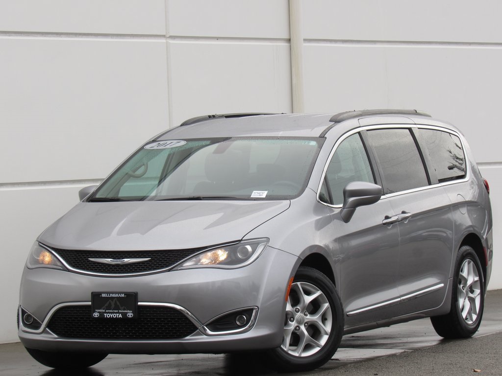 2017 Chrysler Pacifica Touring L's photo
