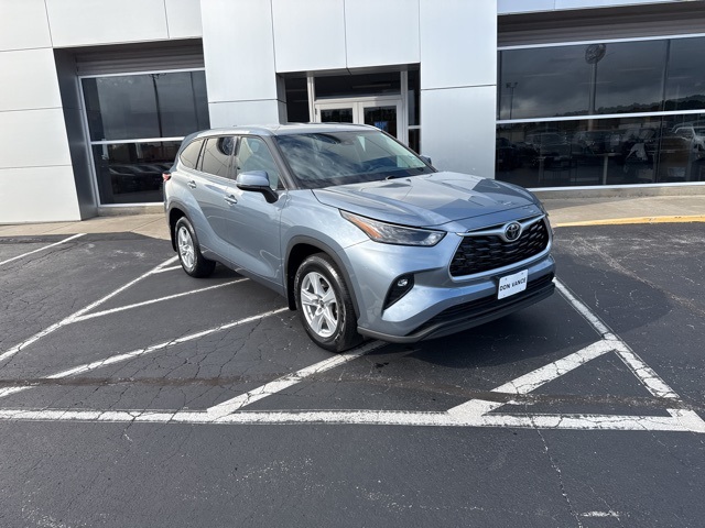 2022 Toyota Highlander LE photo 7