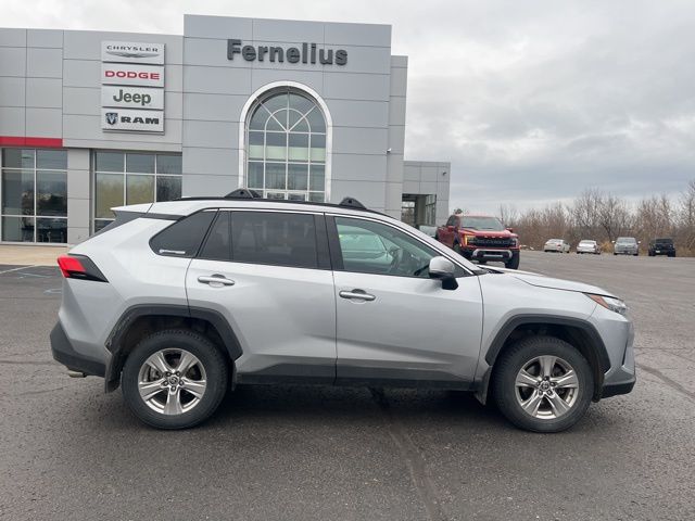 2022 Toyota RAV4 XLE photo 4