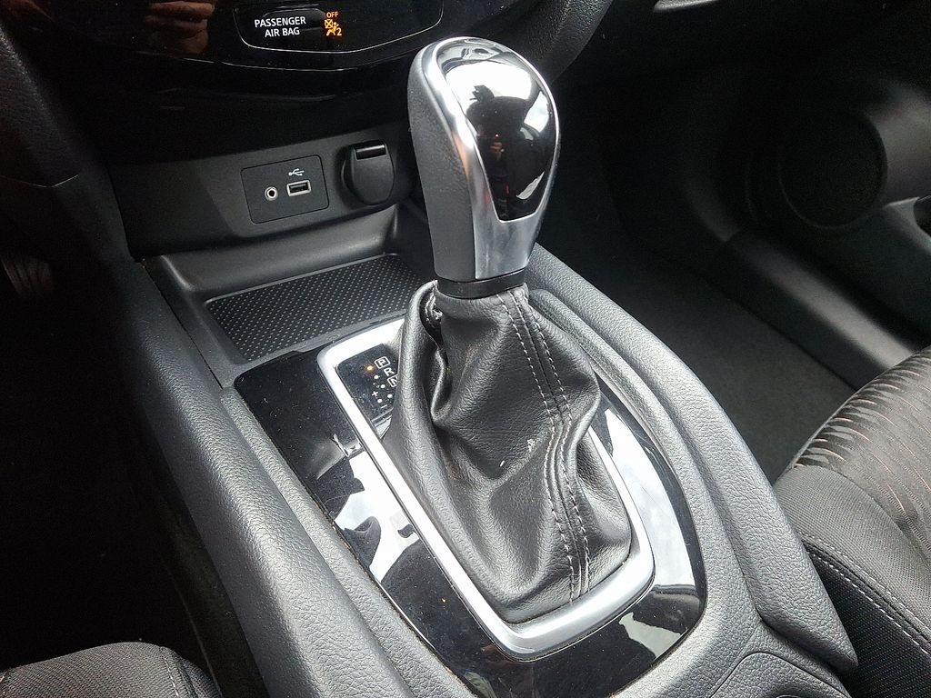 2019 Nissan Rogue SV photo 14