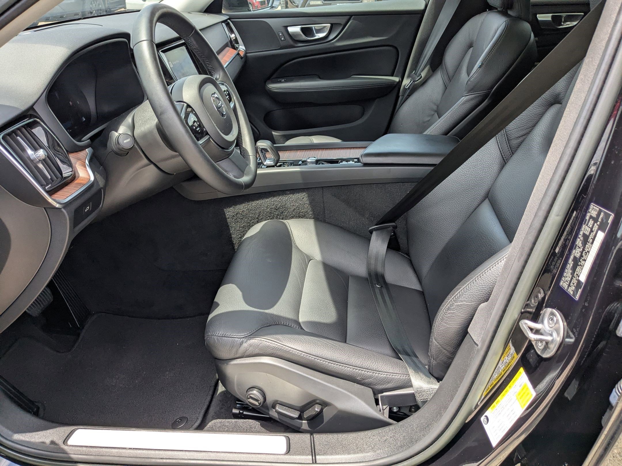 2023 Volvo V60 Cross Country B5 Plus photo 21