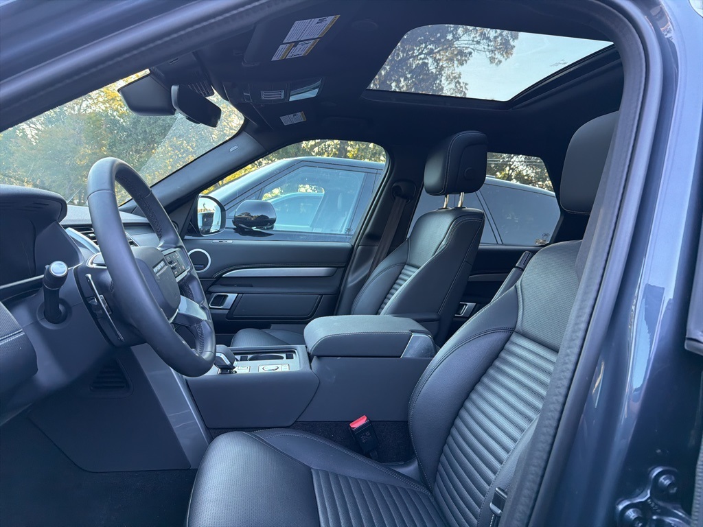 2025 Land Rover Discovery P360 Dynamic SE photo 4