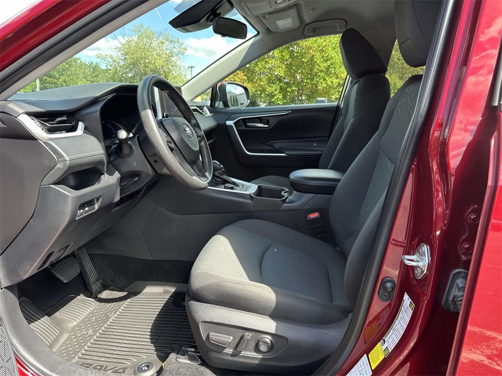 2024 Toyota RAV4 Hybrid XLE photo 5