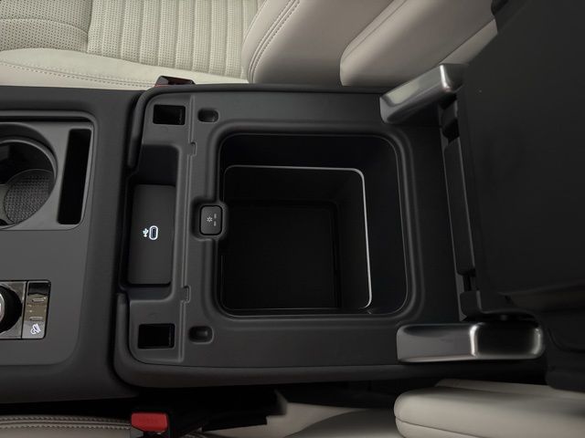 2025 Land Rover Discovery S photo 17