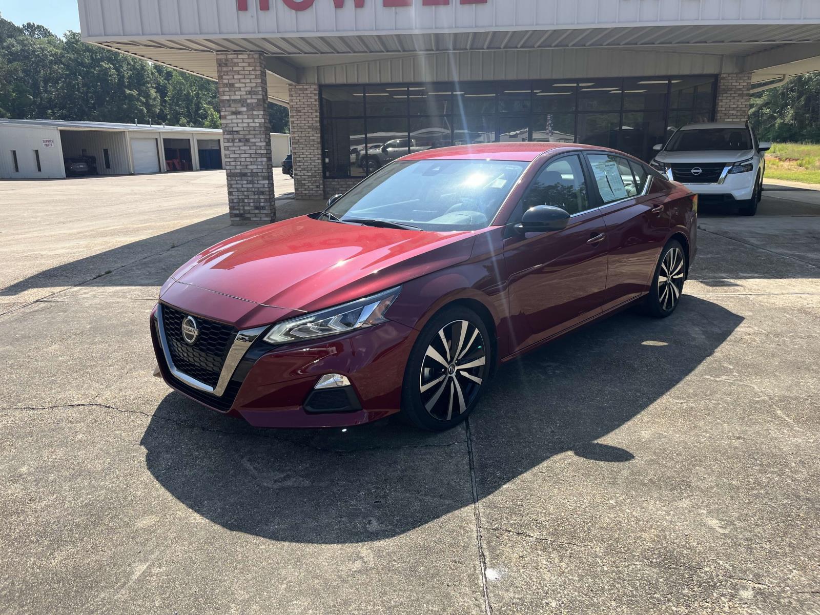 2022 Nissan Altima SR's photo