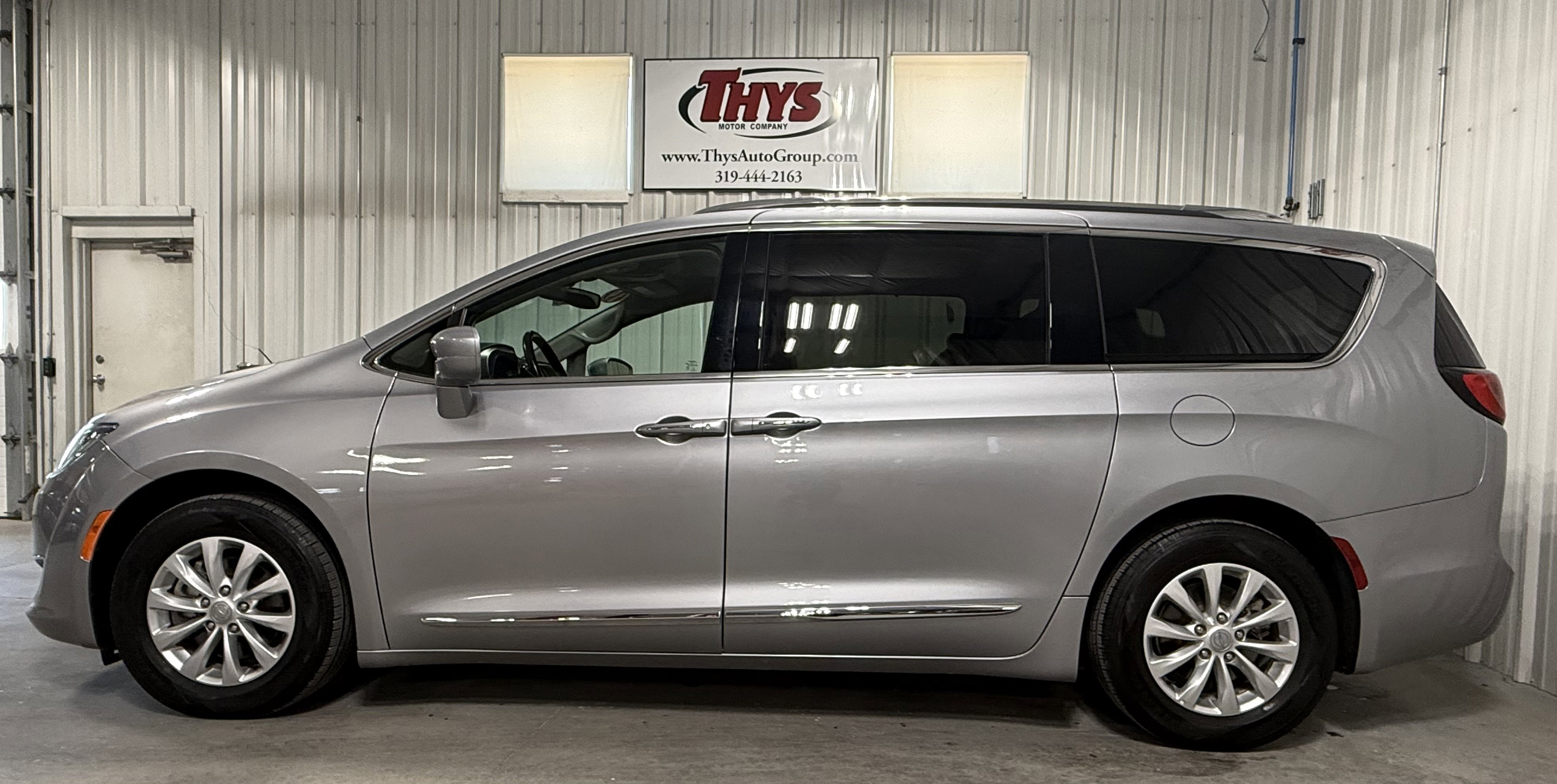 2019 Chrysler Pacifica Touring L photo 3