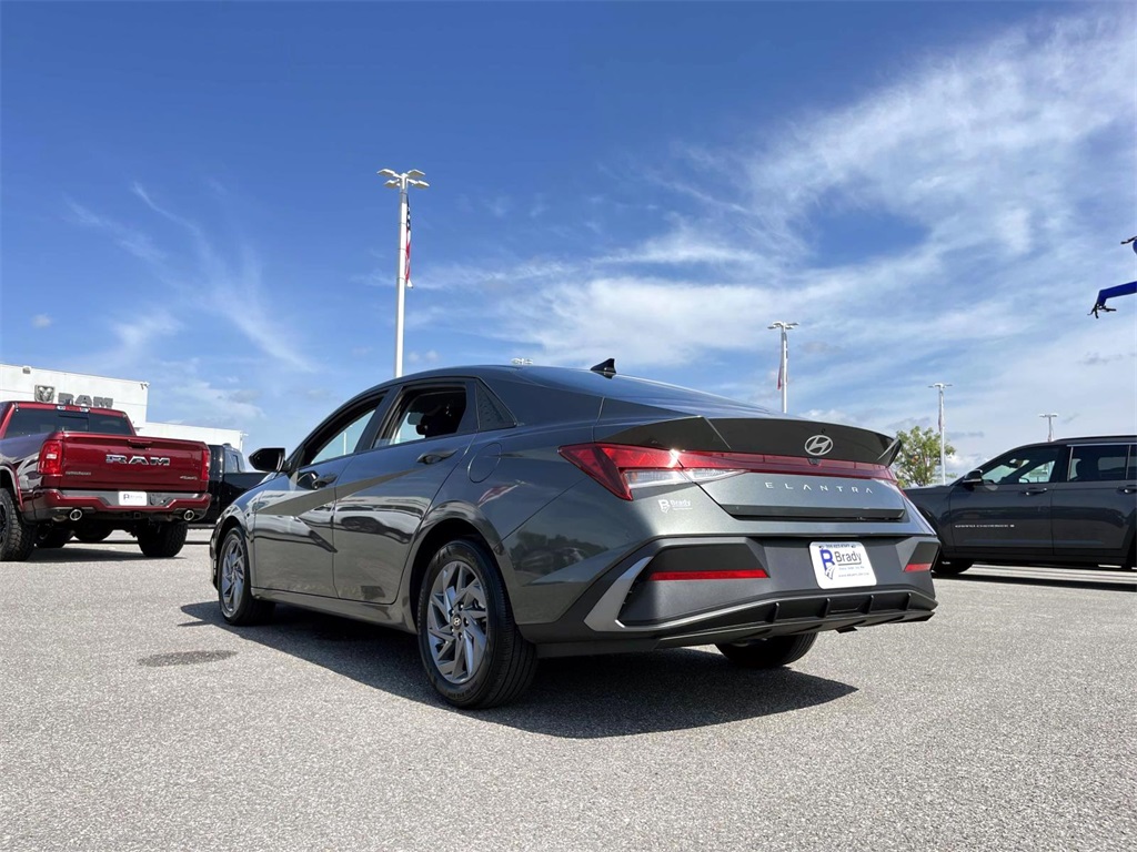 2024 Hyundai Elantra SEL photo 4