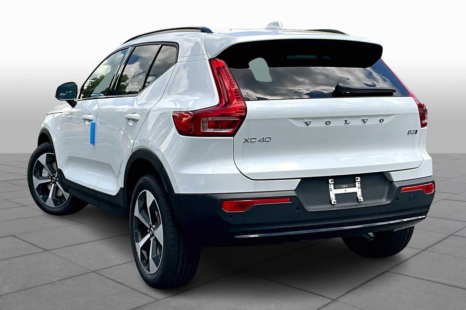 2026 Volvo XC40 Plus photo 3