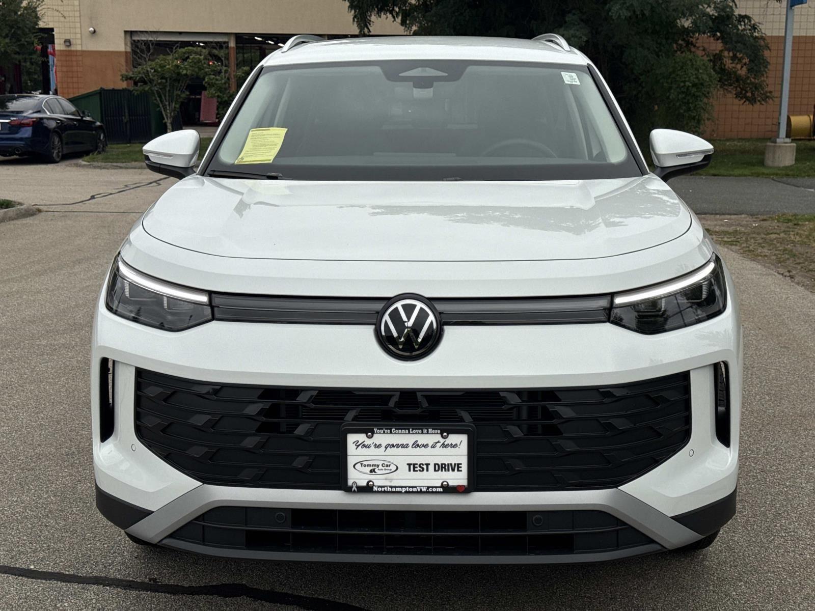 2025 Volkswagen Tiguan SE photo 2