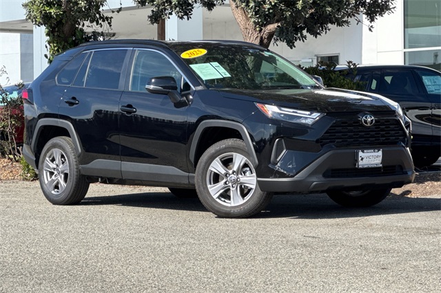 2025 Toyota RAV4 XLE's photo