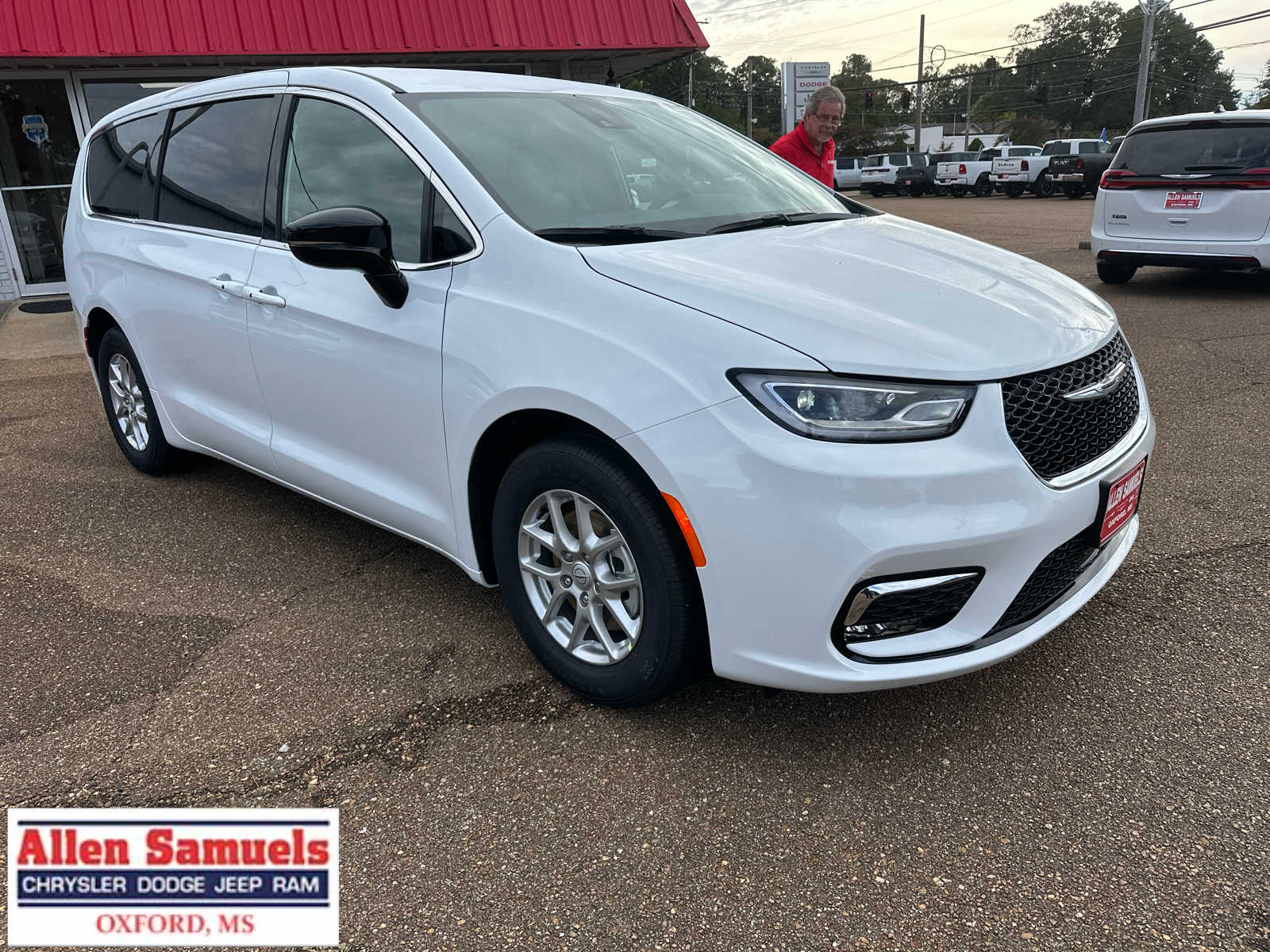 2026 Chrysler Pacifica Select's photo