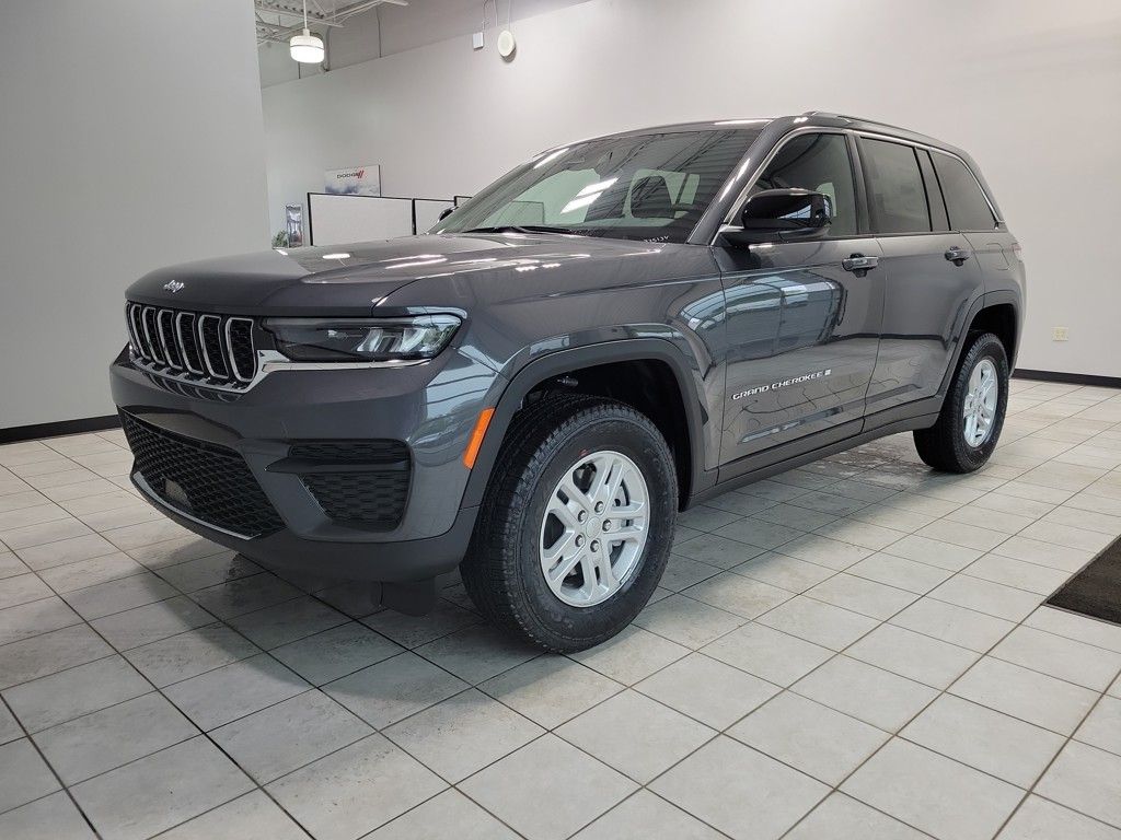 2025 Jeep Grand Cherokee Laredo photo 3