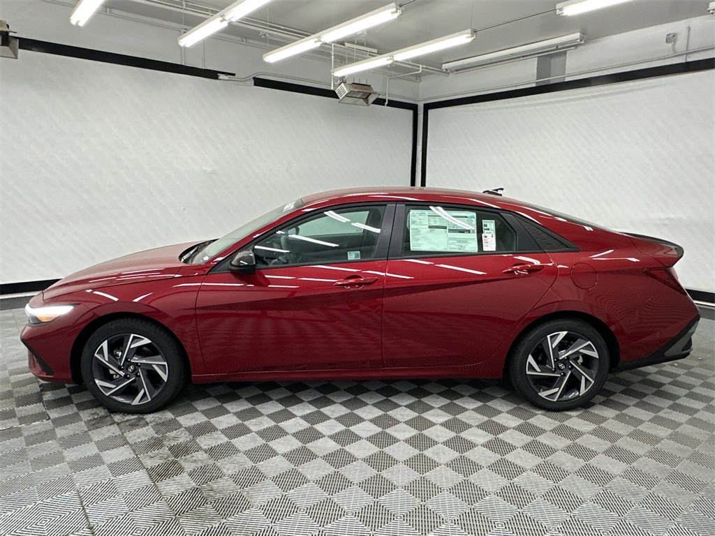 2025 Hyundai Elantra SEL Sport photo 2