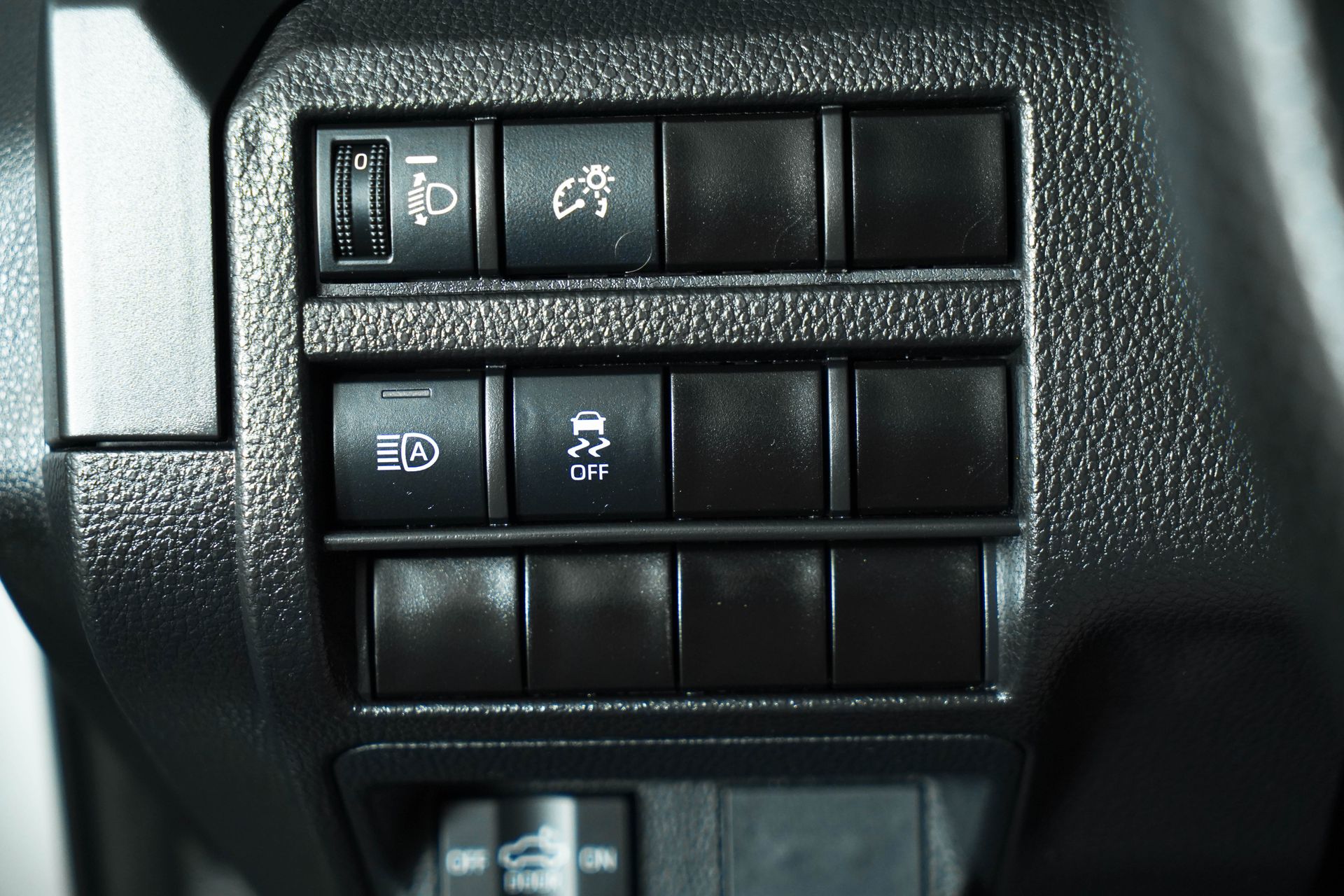 2025 Toyota Tacoma SR 4x4 photo 13