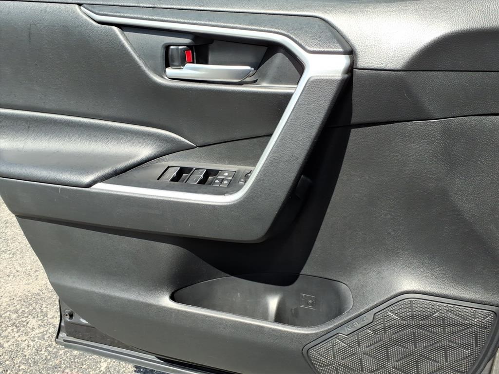 2023 Toyota RAV4 XLE photo 16