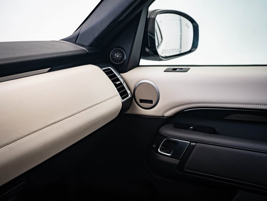 2023 Land Rover Discovery S R-Dynamic photo 29