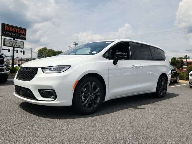 2026 Chrysler Pacifica photo 4