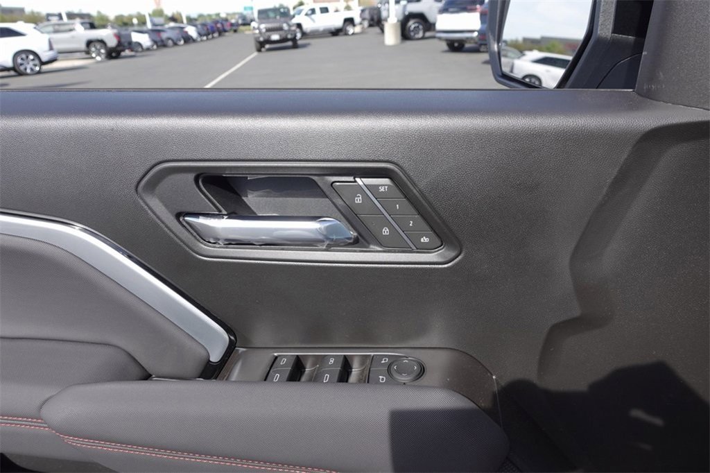 2025 Chevrolet Colorado Z71 photo 12