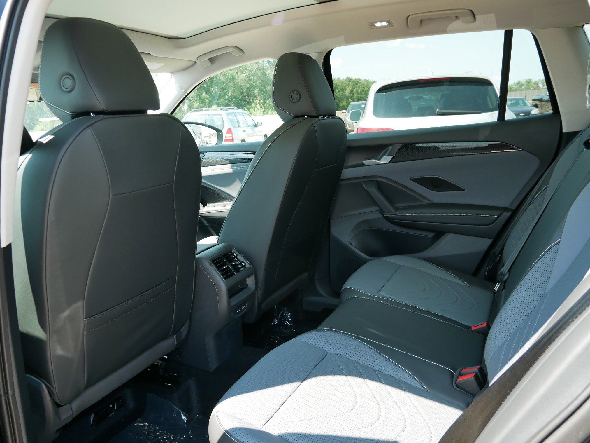 2025 Volkswagen Tiguan SE photo 3