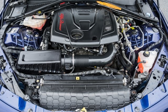 2019 Alfa Romeo Giulia Base photo 17