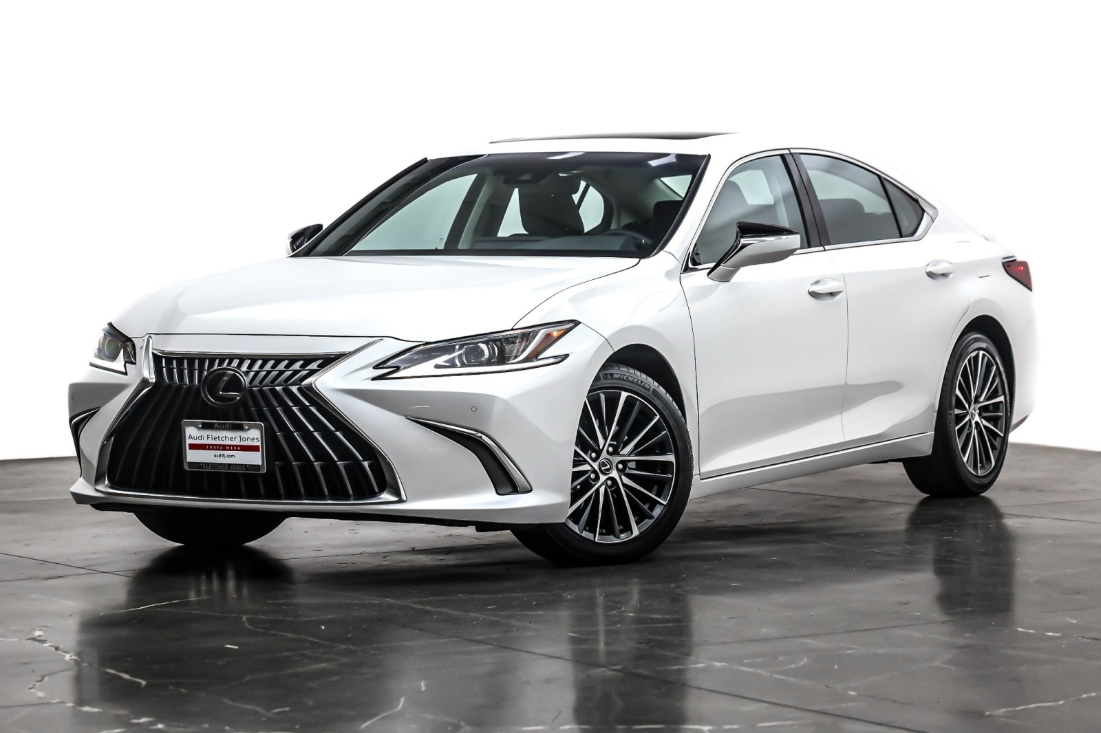 2025 Lexus ES Hybrid 300h's photo
