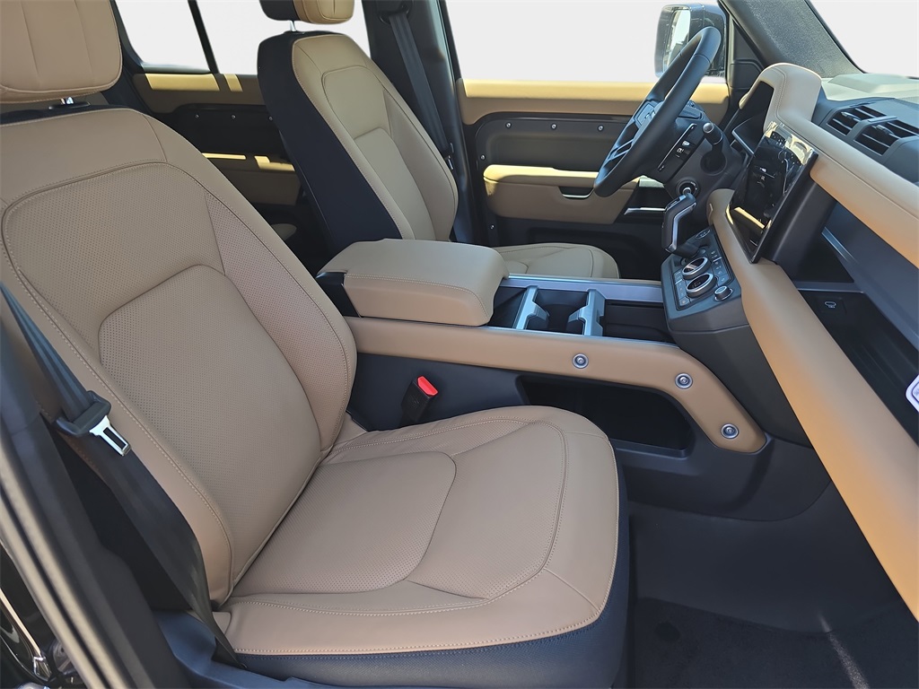 2025 Land Rover Defender 110 V8 photo 10