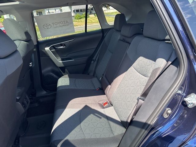 2025 Toyota RAV4 XLE photo 13