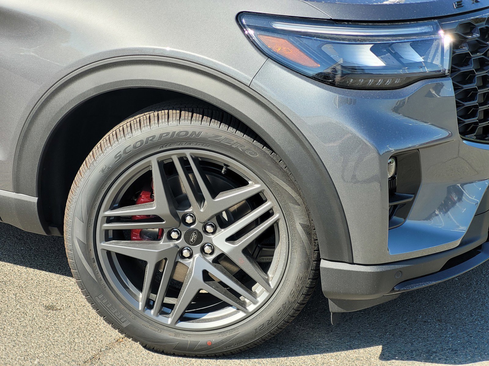 2025 Ford Explorer ST photo 4