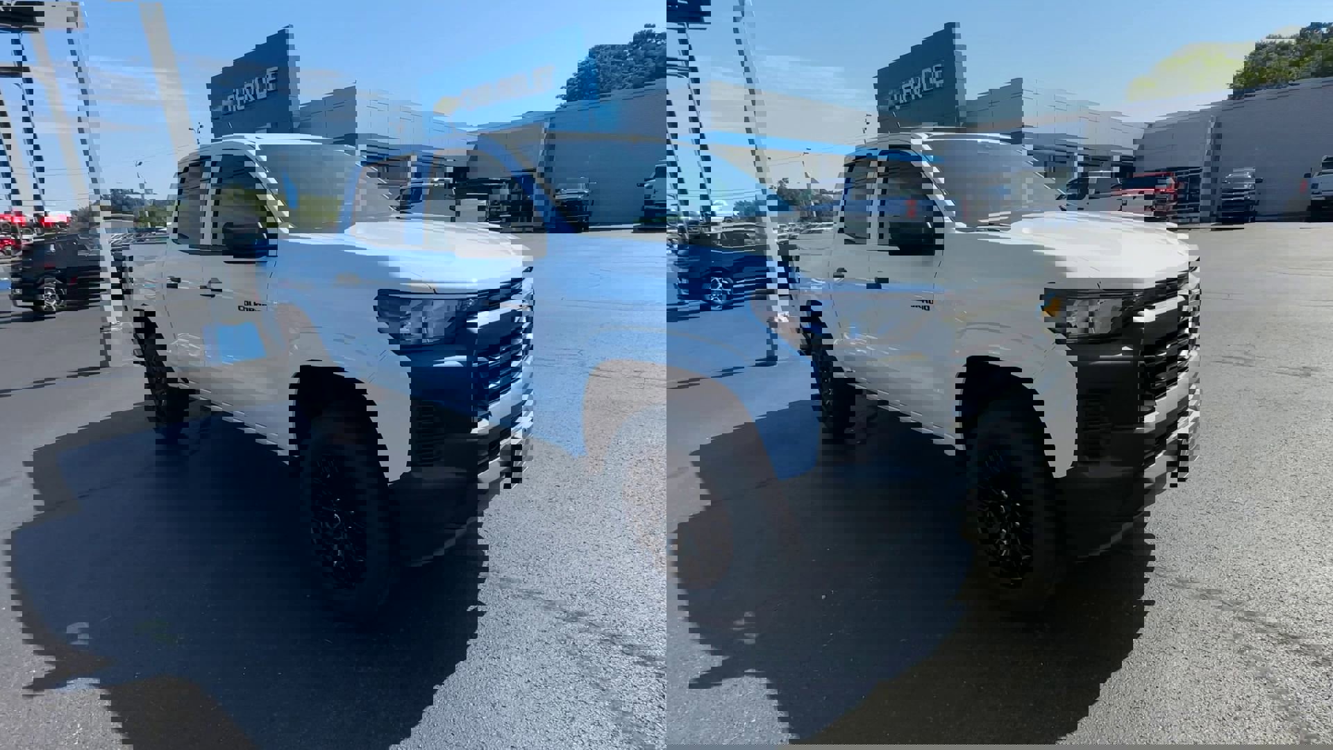 2025 Chevrolet Colorado LT photo 2